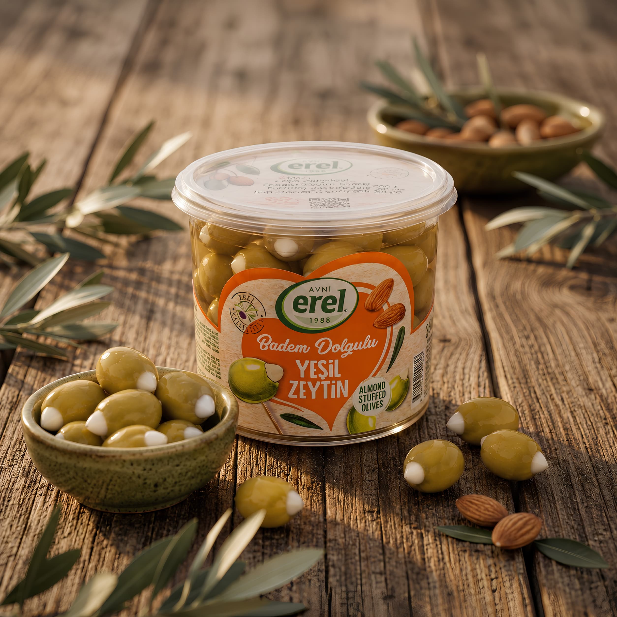 Ege'nin bereketli zeytin ağaçlarından toplanan ve tamamen geleneksel yöntemlerle hazırlanan katkısız yeşil zeytin ve taze badem uyumu.
